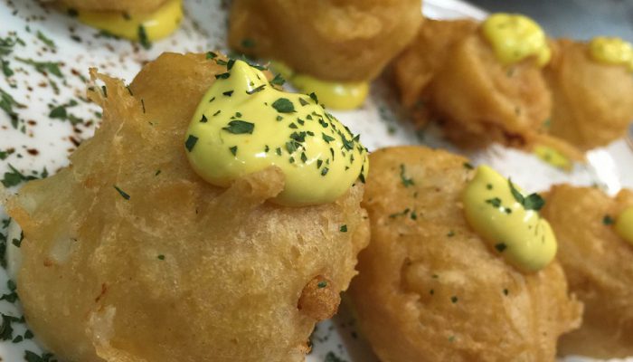 Buñuelos De Bacalao Con Alioli De Ajo Asado